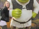 Emilie rencontre Shrek. Elle est a peu près aussi verte q…