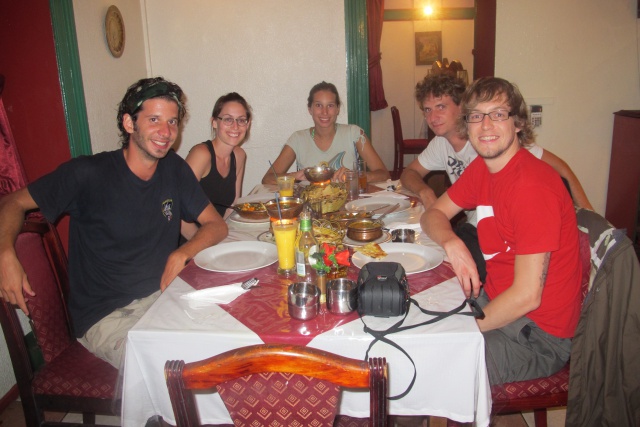 On commence par un excellent repas indien avec nos amis Mathieu …