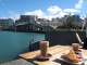 Un soleil magnifique, une terrasse dans le port, café et …