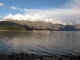 Queenstown est bordée par le lac Wakatipu.
