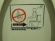 Ce pictogramme collé sous le siège de la toilette …