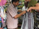 Une fois le sarong choisi, on se dirige à la micro boutiq…