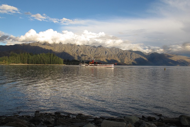 Queenstown est bordée par le lac Wakatipu.