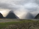 Les montagnes découpées par la brume semblent fair…