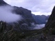 Le jour se lève lentement sur les montagnes et nous perme…