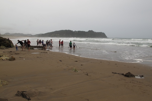 Quand on arrive, c'est assez tranquille sur la plage. 2-3 trous …