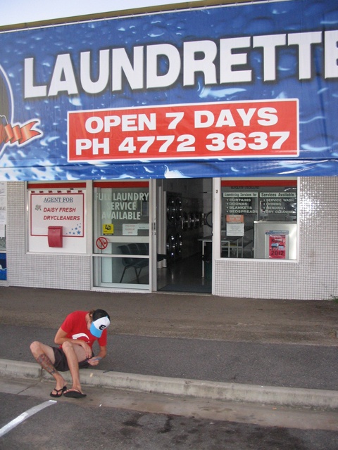 On s'encercle devant la Laundrette où on s'amuse comme de…