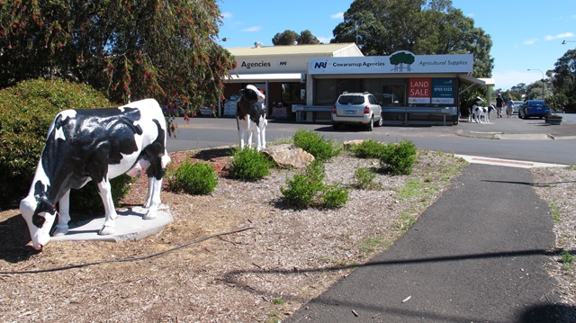 Au village, il y a des représentations de vache partout!