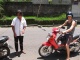 ...ou peut-être pas. Notre moto est en panne. On doit se f…