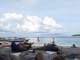 La plage est bordée de restaurants variés, souvent…