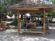 On passe beaucoup de temps dans ces petites cabanes sur la plage…