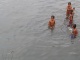 Les enfants ont habilement pêché quelques chose.