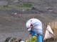 En chemin, on peut acheter des offrandes faites de fleurs pour l…