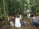 On prend une petite pause entourés de dizaines de singes.