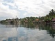 L'île et ses habitations de style asiatique.