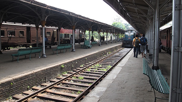 Arrivée à Kandy par un train d'une qualité …